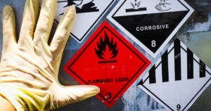 Pictogramas de risco colados em aparelho altamente inflamavél